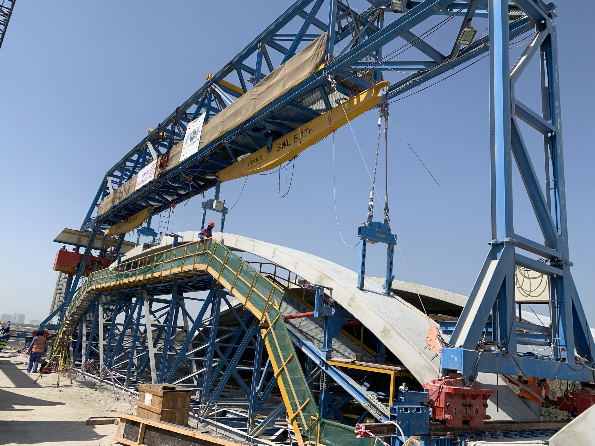Special formwork for precast arch positioning by Rúbrica Engineering
